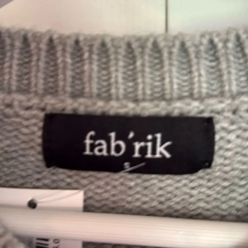 Fab’Rik NWT Lois grey cableknit pearl knit sweater small